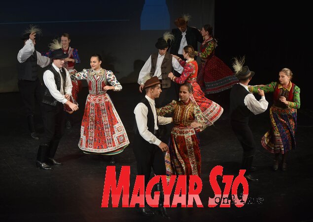 Az óbecsei Petőfi Sándor Magyar Kultúrkör táncosai (Ótos András felvétele)