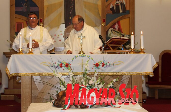 Az emléktemplomban msgr. Nagy József esperesplébános celebrálta a szentmisét (Szabó Nóra felvétele) Az emléktemplomban msgr. Nagy József esperesplébános celebrálta a szentmisét (Szabó Nóra felvétele)