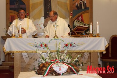 Az emléktemplomban msgr. Nagy József esperesplébános celebrálta a szentmisét (Szabó Nóra felvétele)