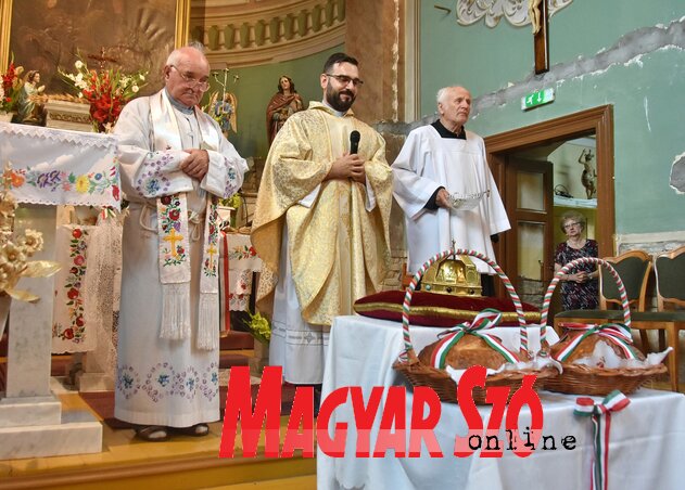 Áldás az új búzából sütött kenyérre (Gergely József felvétele) Áldás az új búzából sütött kenyérre (Gergely József felvétele)