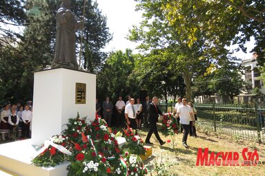 A VMSZ községi tisztségviselői koszorúznak a Szent István-szobornál (Csincsik Zsolt felvétele)