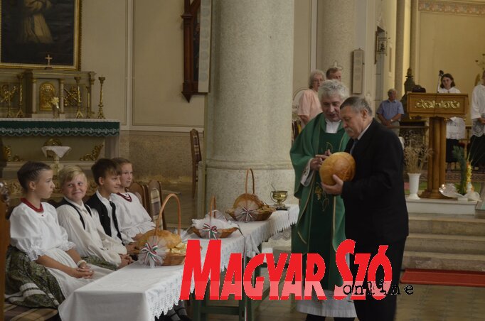 A vasárnap reggeli hálaadó szentmisén a Sarlós Boldogasszony templomban a Parasztolimpia  bevezető ünnepélyes eseményeként ft. Fazekas Ferenc Tisza menti főesperes megáldotta, majd  Kislinder Gábor Topolya polgármestere megszegte az új búzából sült kenyeret (Herceg Elizabetta felvétele)