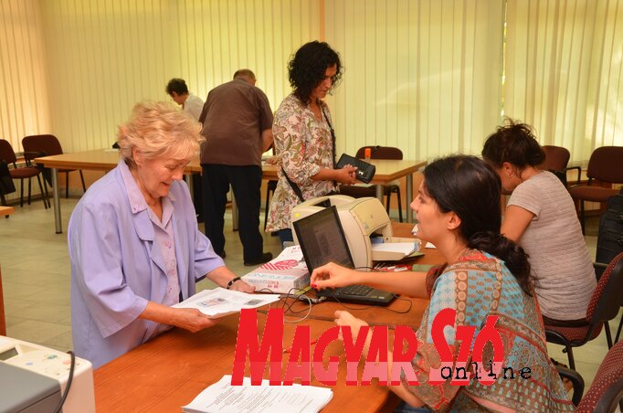 A Magyar Összefogás listájának támogatói aláírásgyűjtése 2014-ben Szabadkán (Archív felvétel)