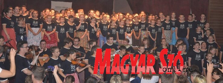 Búcsúzóul zúg a 24. Batyu-tábor himnusza a zentagunarasi színházteremben „Tengerből a vizet...” (Kazinczy Paszterkó Diana felvétele) Búcsúzóul zúg a 24. Batyu-tábor himnusza a zentagunarasi színházteremben „Tengerből a vizet...” (Kazinczy Paszterkó Diana felvétele)