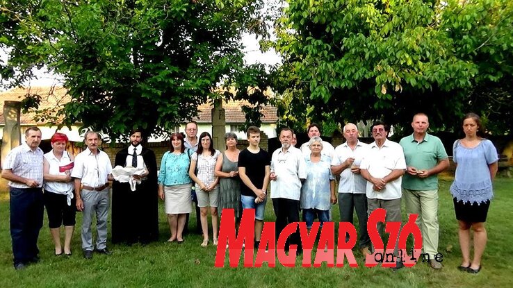 Az idei bácskossuthfalvi megemlékezés résztvevői (Nagy Zoltán felvétele) Az idei bácskossuthfalvi megemlékezés résztvevői (Nagy Zoltán felvétele)