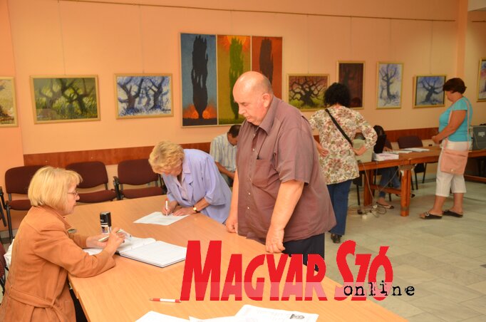 A Magyar Összefogás listájának támogatói aláírásgyűjtése 2014-ben Szabadkán (Archív felvétel) A Magyar Összefogás listájának támogatói aláírásgyűjtése 2014-ben Szabadkán (Archív felvétel)