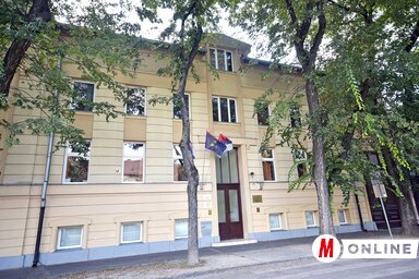 A szabadkai Kosztolányi Dezső Tehetséggondozó Gimnázium a biztonsági rendszer korszerűsíti (Gergely Árpád felvétele)