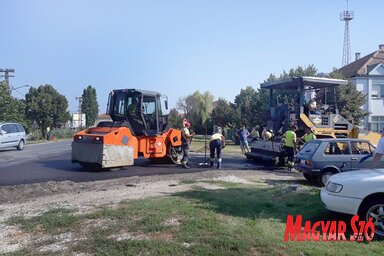 Aszfaltoznak az Ivo Lola Ribar utcában (Góbor Béla felvétele)