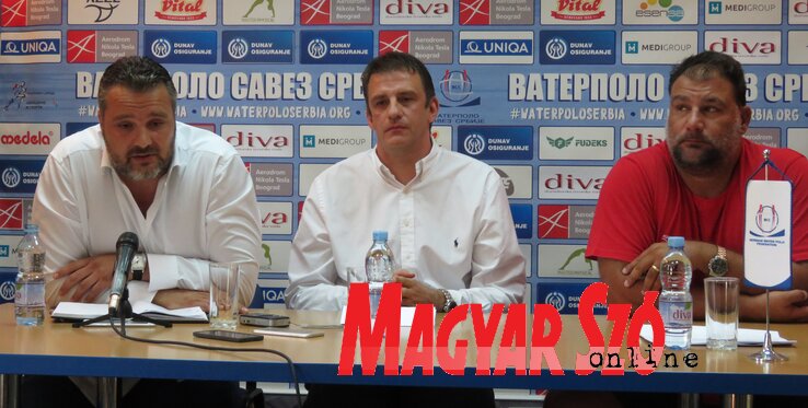 Balról jobbra: Nemanja Marijan, a vízilabda-szövetség főtitkára, Viktor Jelenić, a szövetség elnöke és Dejan Savić, a vízilabda-válogatott kapitánya (a szerző felvétele) Balról jobbra: Nemanja Marijan, a vízilabda-szövetség főtitkára, Viktor Jelenić, a szövetség elnöke és Dejan Savić, a vízilabda-válogatott kapitánya (a szerző felvétele)