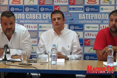 Balról jobbra: Nemanja Marijan, a vízilabda-szövetség főtitkára, Viktor Jelenić, a szövetség elnöke és Dejan Savić, a vízilabda-válogatott kapitánya (a szerző felvétele)