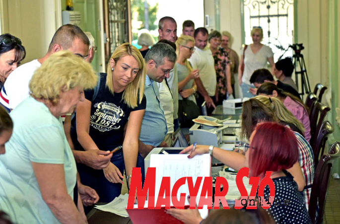 Szabadkán is sikeres volt a Magyar Összefogás aláírásgyűjtése (Gergely Árpád felvétele)