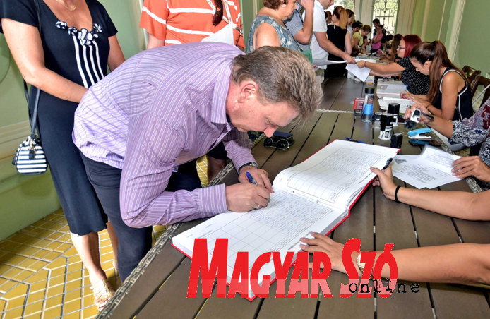 Szabadkán a VMSZ irodájában írhatták alá a polgárok a támogatói nyilatkozatot (Gergely Árpád felvétele)