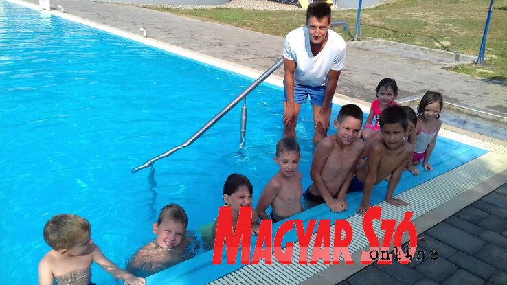 A tanfolyam egyik délelőtti csapatának résztvevői és úszásoktatójuk, Méhészkei Kiss Nimród (Kazinczy Paszterkó Diana felvétele)