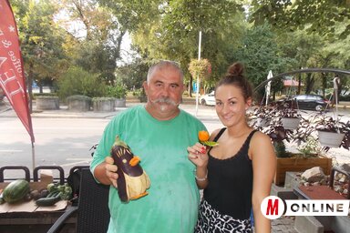 Rácz Túrkevei Lajos a hölggyel, akit sárgarépából készült rózsával ajándékozott meg (Horváth Zsolt felvétele)