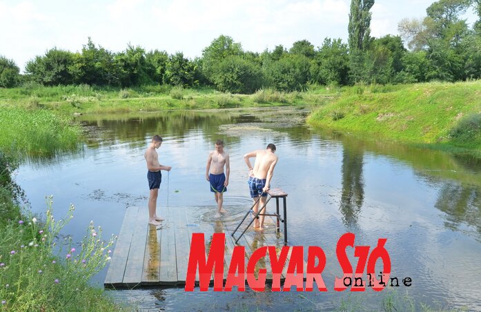 Fürdőző fiatalok a Welker-tóban (Lakatos János felvétele)