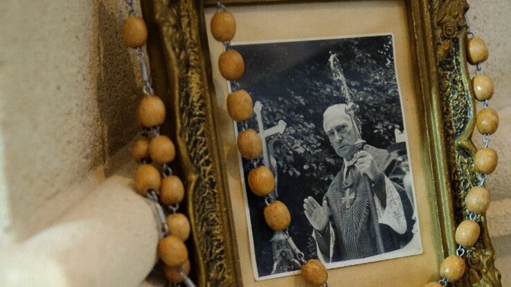 Márton Áron fényképe a gyulafehérvári érseki székesegyházban (Fotó: MTI/Czeglédi Zsolt)