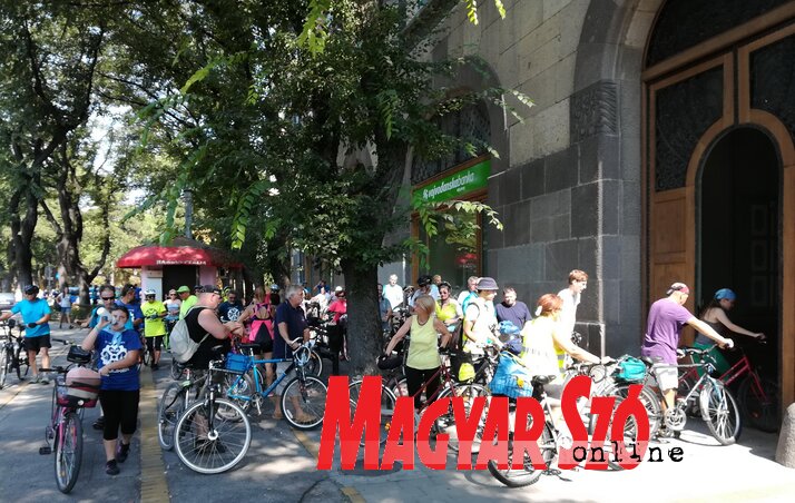 A bringások megérkeznek a szabadkai Városházához (Fotó: Sándor Zoltán)