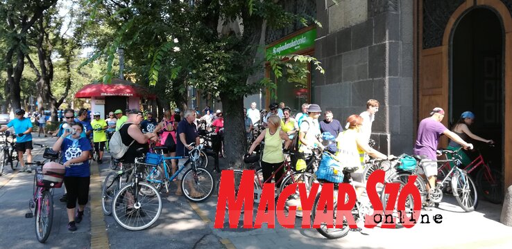 A bringások megérkeznek a szabadkai Városházához (Sándor Zoltán felvétele)