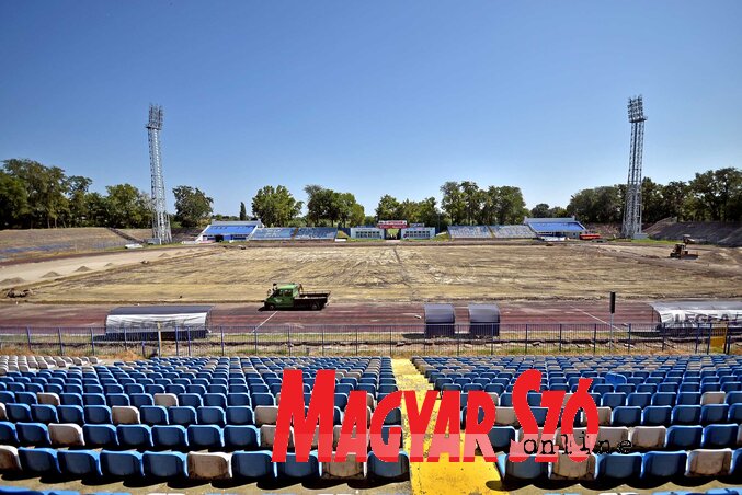 A labdarúgópálya felső rétegét eltávolították (Fotó: Gergely Árpád)