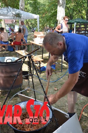 Készül a birkapörkölt (Dávid Csilla felvétele) Készül a birkapörkölt (Dávid Csilla felvétele)