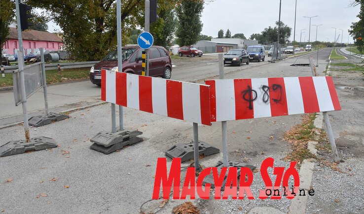 Nagyjából harminc méter választja el az újvidékieket a „boldogságtól”, ilyen hosszú szakaszt kell még aszfaltozni (Ótos András felvétele)