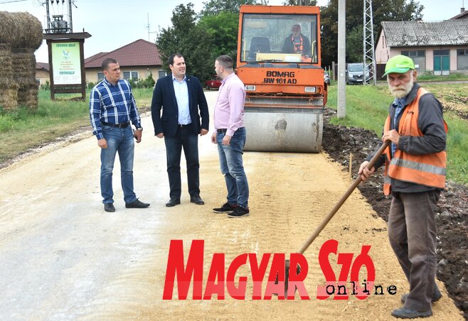 Szélesítik Tóthfalu bekötőútját (Gergely József felvétele) Szélesítik Tóthfalu bekötőútját (Gergely József felvétele)