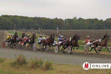 Tíz ügetőfutamot tartottak Adán (Csincsik Zsolt felvétele)