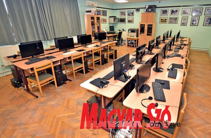 A diákok modern informatikateremben tanulhatnak (Fotó: Gergely Árpád) A diákok modern informatikateremben tanulhatnak (Fotó: Gergely Árpád)
