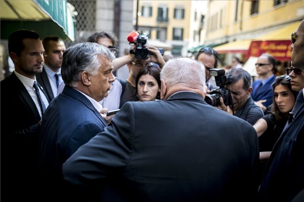 Orbán Viktor Milánóban a sajtónak nyilatkozik (fotó: MTI) Orbán Viktor Milánóban a sajtónak nyilatkozik (fotó: MTI)