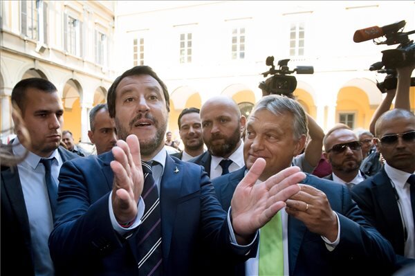 Matteo Salvini fogadja Orbán Viktort a milánói városházán (fotó: MTI)