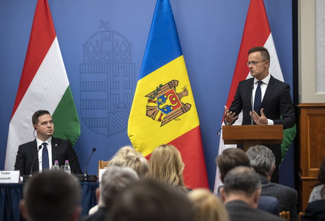 Szijjártó Péter beszél, mellette Tudor Ulianovschi (fotó: MTI) Szijjártó Péter beszél, mellette Tudor Ulianovschi (fotó: MTI)