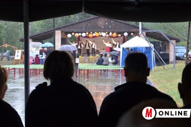 A közönség a sátrak alól nézte a művelődési műsort (Lakatos János felvétele)