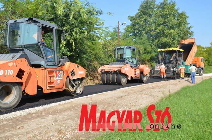 Folyik az aszfaltozás a Kertsor utcában (Lakatos János felvétele)