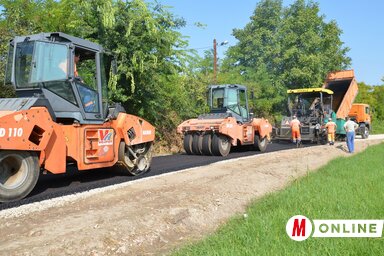 Folyik az aszfaltozás a Kertsor utcában (Lakatos János felvétele)