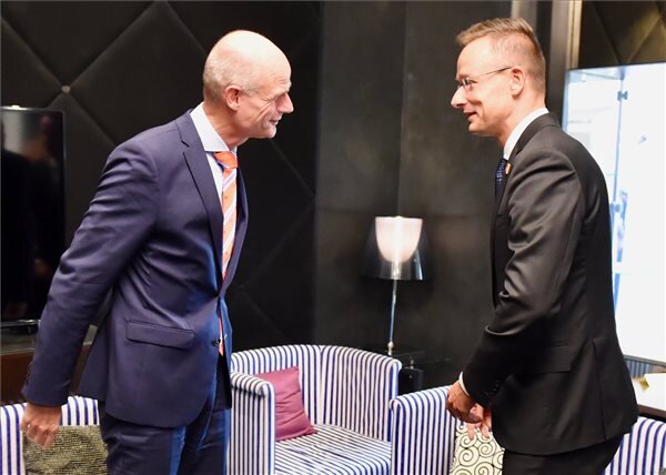 Szijjártó Péter (jobbról) és Stef Blok holland külügyminiszter a bécsi külügyminiszteri találkozón (fotó: MTI)