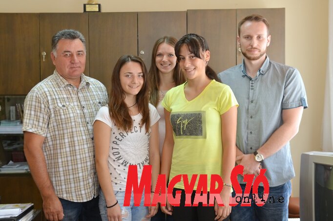 A fiatal élsportolók és az önkormányzat képviselői (Lakatos János felvétele)