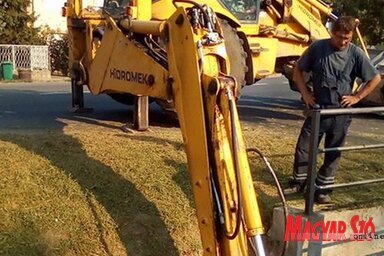 Kitisztítják Topolyán az esővíz-elvezető árkokat a Komgrad erőgépeivel