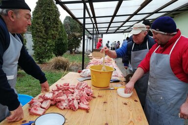 Siska Béla és Tóth József főböllérek és segédeik a hagyományos módon vágták le és bontották fel a hízót, majd a délelőtt folyamán a vendégsereg szeme láttára dolgozták fel a húst
