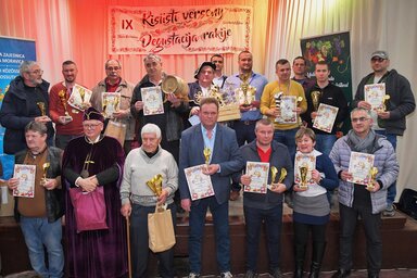 A serleggel díjazott pálinkafőzők, a kifőzdék képviselői a fő szervezőkkel (Majláth Béla felvétele)