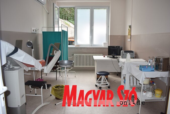 Jól mutatnak az új ablakok a rendelőkön (Lennert Móger Tímea felvétele) Jól mutatnak az új ablakok a rendelőkön (Lennert Móger Tímea felvétele)