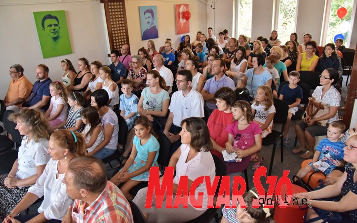 A nyelviskola jubileumi ünnepségén együtt ünnepeltek a diákok, a szülők és a tanárok A nyelviskola jubileumi ünnepségén együtt ünnepeltek a diákok, a szülők és a tanárok