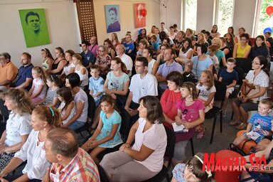 A nyelviskola jubileumi ünnepségén együtt ünnepeltek a diákok, a szülők és a tanárok