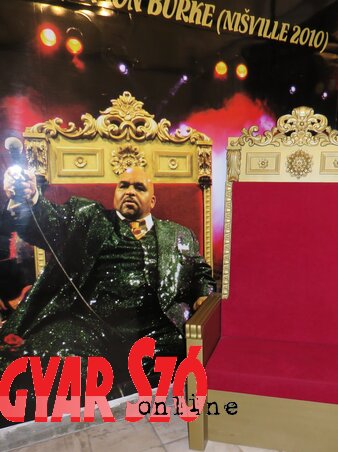 Fejedelmi trónus – Solomon Burke, a „soul királya” használta a Nišville-en 2010-ben Fejedelmi trónus – Solomon Burke, a „soul királya” használta a Nišville-en 2010-ben