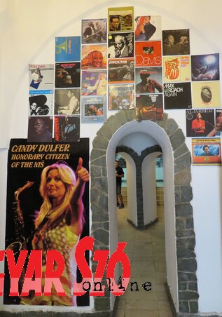 Candy Dulfer jazzszaxofonos plakátja köszönti a látogatókat (Sándor Zoltán felvétele)