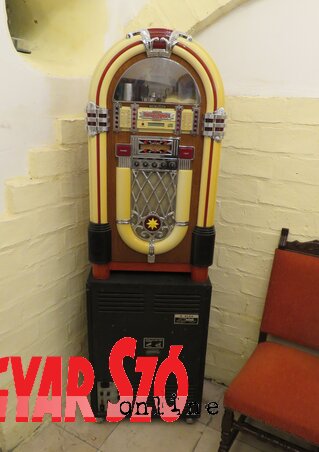 A jukeboxból a szerb „soulkirály” dalai hallhatók (Sándor Zoltán felvétele) A jukeboxból a szerb „soulkirály” dalai hallhatók (Sándor Zoltán felvétele)
