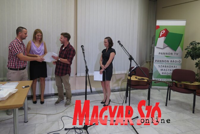 Kozma Zoltán és Soós Georgina átadja a nyereményeket (Patyi Szilárd felvétele)