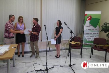 Kozma Zoltán és Soós Georgina átadja a nyereményeket (Patyi Szilárd felvétele)