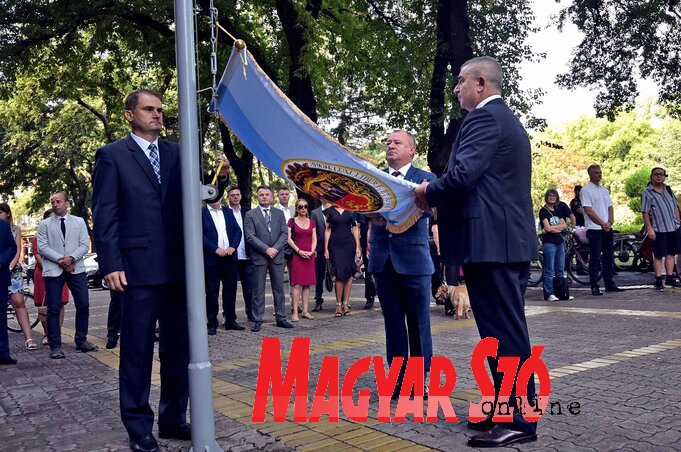 Ünnepélyes zászlófelvonás Bogdan Laban és Bunford Tivadar részvételével (Gergely Árpád felvétele)