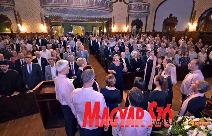 A díszülés résztvevői a Himnuszt hallgatva  (Gergely Árpád felvétele)