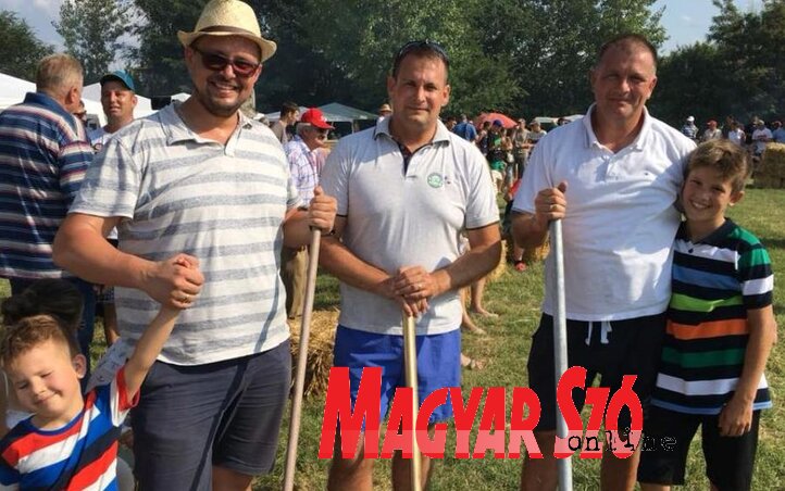 Az év különlegessége volt a vajdasági magyar agrárpolitikusok erőpróbája: kukoricamorzsolásban és szalmabála-dobálásban mérkőztek és izzadtak meg. Fremond Árpád köztársasági képviselő vehette kézhez az Aranykapa díjat, az Ezüst Vasvilla díjat Juhász Attila államtitkár harcolta ki magának, a Bronzgereblye díj pedig Juhász Bálintnak, a Prosperitati Alapítvány ügyvezetőjének a teljesítményét jutalmazta Az év különlegessége volt a vajdasági magyar agrárpolitikusok erőpróbája: kukoricamorzsolásban és szalmabála-dobálásban mérkőztek és izzadtak meg. Fremond Árpád köztársasági képviselő vehette kézhez az Aranykapa díjat, az Ezüst Vasvilla díjat Juhász Attila államtitkár harcolta ki magának, a Bronzgereblye díj pedig Juhász Bálintnak, a Prosperitati Alapítvány ügyvezetőjének a teljesítményét jutalmazta